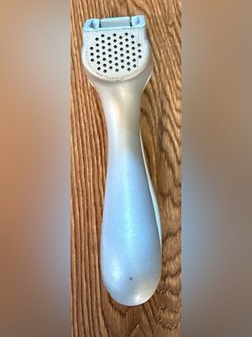 The Pampered Chef Light Blue Garlic Press with Ergonomic Handle